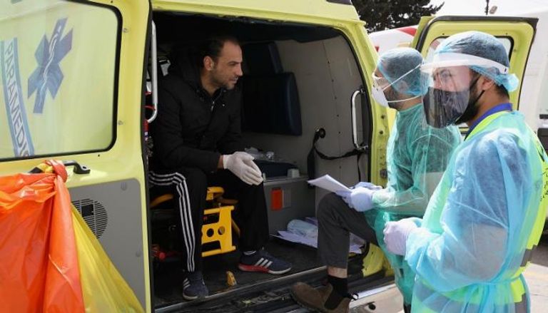 طبيب يفحص رجلا أردنيا في عيادة طبية متنقلة بالأردن