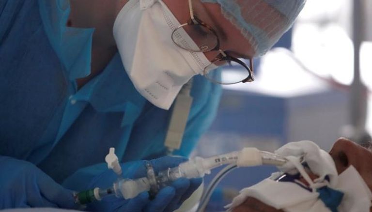 ممرضة فرنسية تتولى تركيب جهاز التنفس الصناعي لمريض بفيروس كورونا