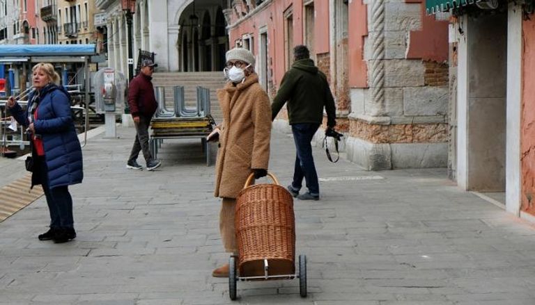 إيطالية ترتدي كمامة واقية في أحد شوارع فينيسيا