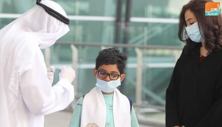 الطفل محمد علي مع والدته وسفير الإمارات لدى الجزائر بمطار هواري بومدين