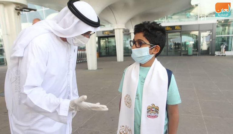 الطفل محمد علي مع والدته وسفير الإمارات لدى الجزائر بمطار هواري بومدين