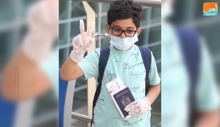 الطفل محمد علي مع والدته وسفير الإمارات لدى الجزائر بمطار هواري بومدين