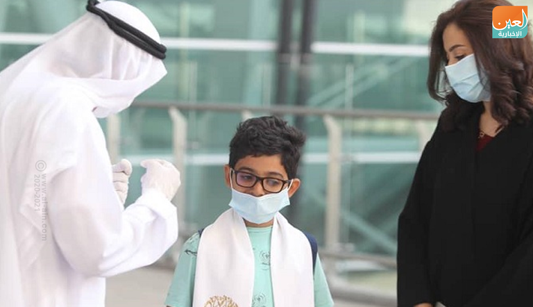 الطفل محمد علي مع والدته وسفير الإمارات لدى الجزائر بمطار هواري بومدين