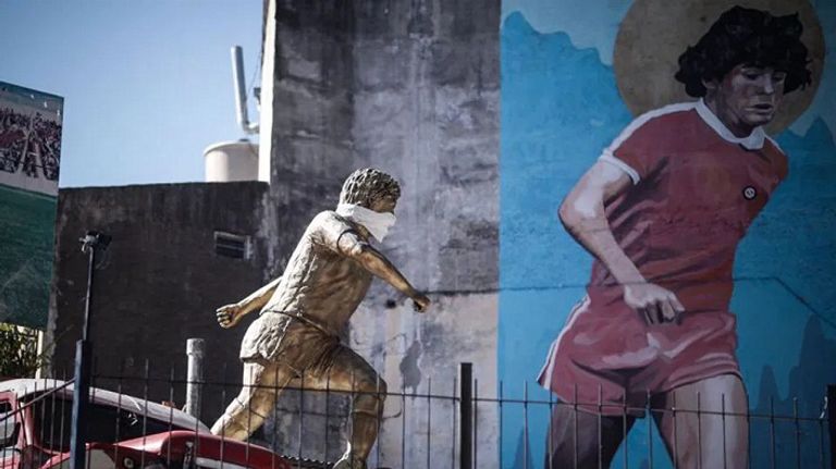 تمثال مارادونا