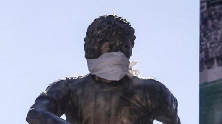 تمثال مارادونا