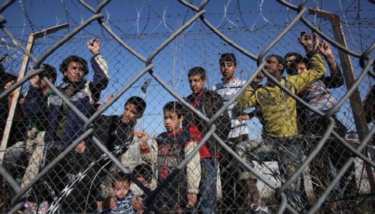أطفال لاجئون داخل المخيمات في اليونان