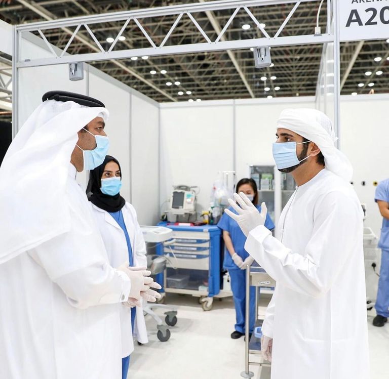  ولي عهد دبي يزور المستشفى الميداني بمركز التجاري العالمي