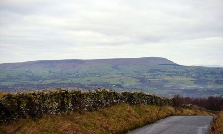 بريطاني يقود سيارته لمسافة 55 ميلا لتسلق تلة