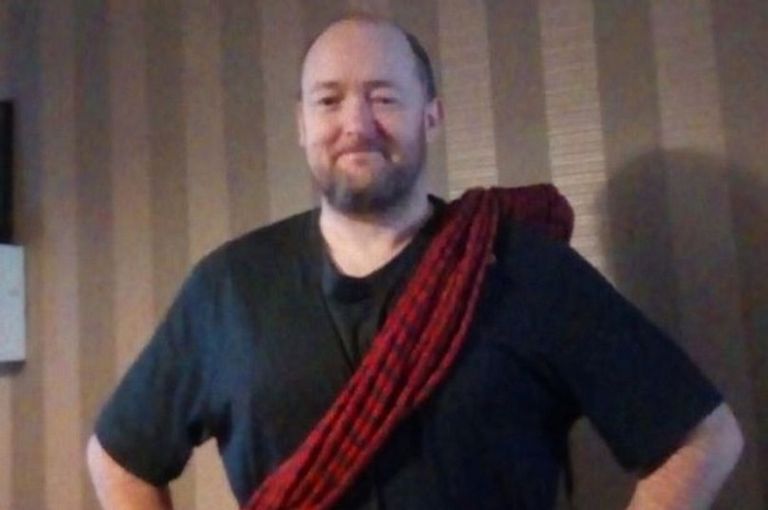 بريطاني يقود سيارته لمسافة 55 ميلا لتسلق تلة