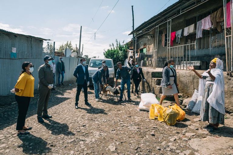 رئيس الوزراء الإثيوبي آبي أحمد يوزع هدايا عيد الفصح