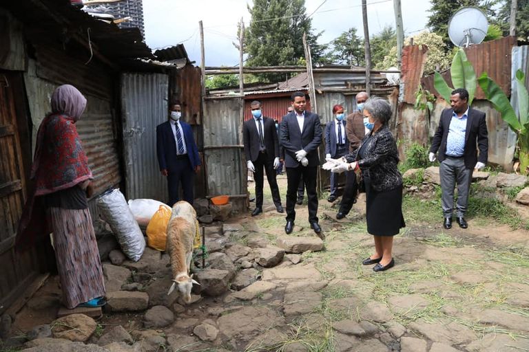 رئيس الوزراء الإثيوبي آبي أحمد يوزع هدايا عيد الفصح