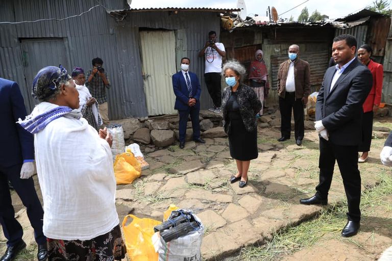 رئيس الوزراء الإثيوبي آبي أحمد يوزع هدايا عيد الفصح