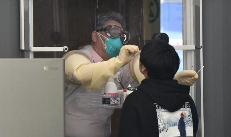 زائر يخضع لفحص كورونا في سول - سي إن إن