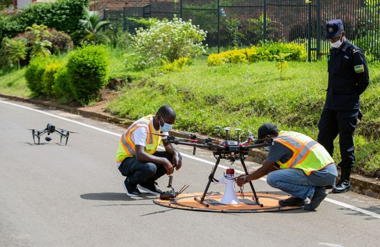 رواندا تستخدم طائرات مسيرة لإعلام السكان بإجراءات العزل العام
