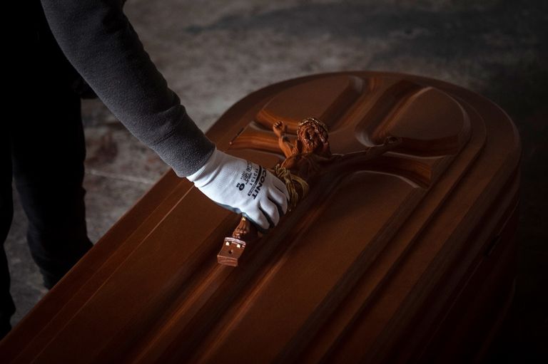 عامل يدهن نعشا