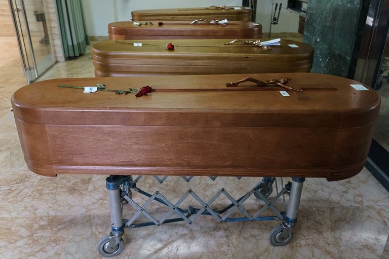 عامل يدهن نعشا