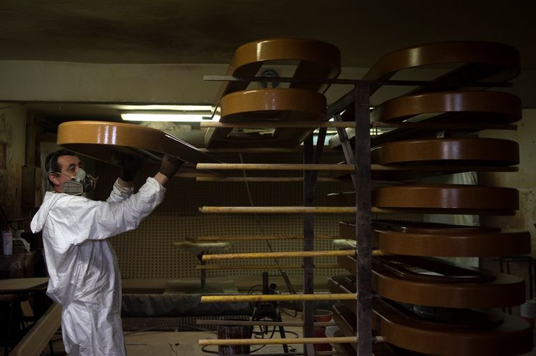 عامل يدهن نعشا