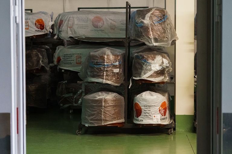 عامل يدهن نعشا