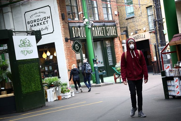 بريطانيتان تسيران وسط الحقول