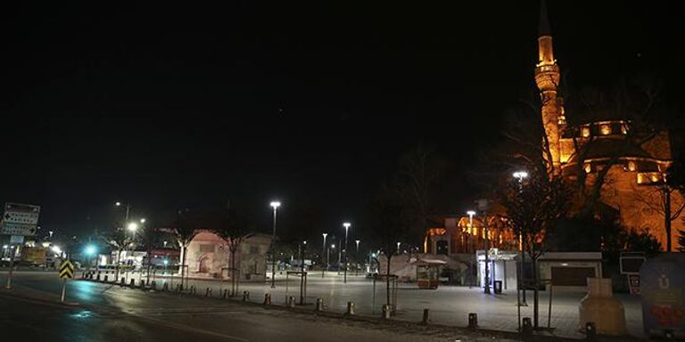 تركي يغادر مسجد الفاتح المغلق في إطار إجراءات احتواء فيروس كورونا في تركيا