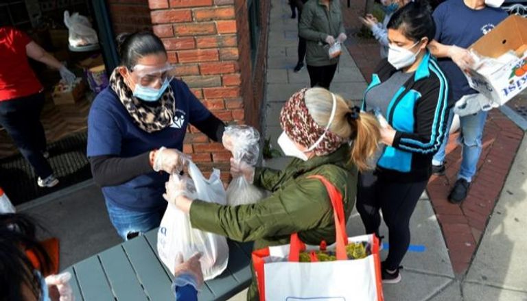 بنوك الغذاء تكثف توزيع الوجبات في ظل أزمة فيروس كورونا المستجد