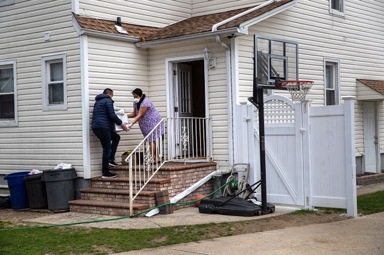 بنوك الغذاء تكثف توزيع الوجبات في ظل أزمة فيروس كورونا المستجد