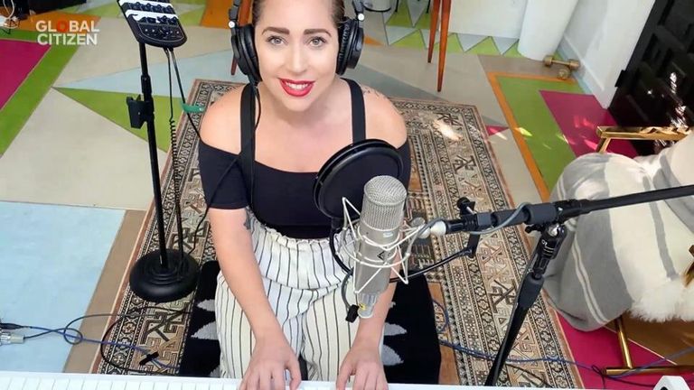 من حفل "عالم واحد: معا في البيت"