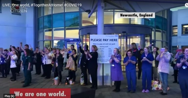 من حفل "عالم واحد: معا في البيت"