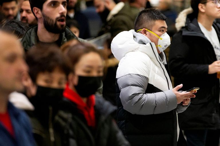 أم وطفلها يضعان الكمامة خلال تجولهما في الشارع