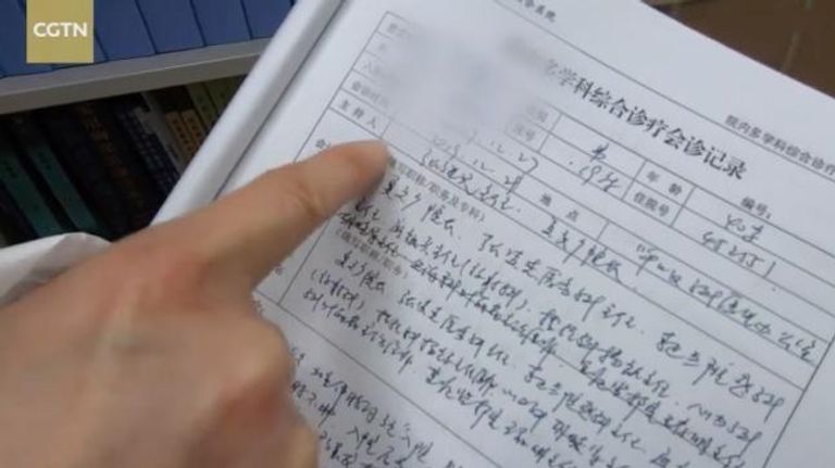 مواطنون يتسوقون مرتدين الكمامة