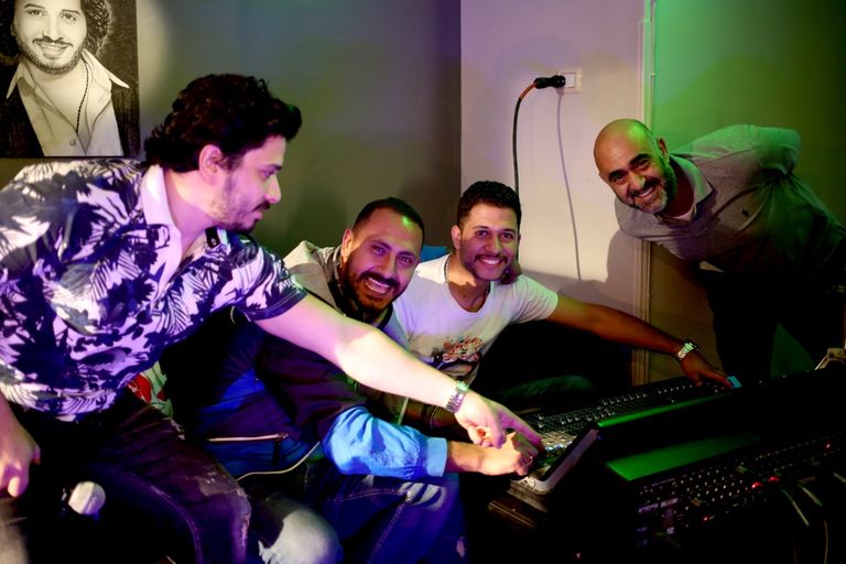 مصطفى حجاج يغني من المنزل يوم الإثنين