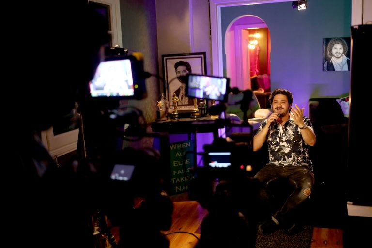 مصطفى حجاج يغني من المنزل يوم الإثنين