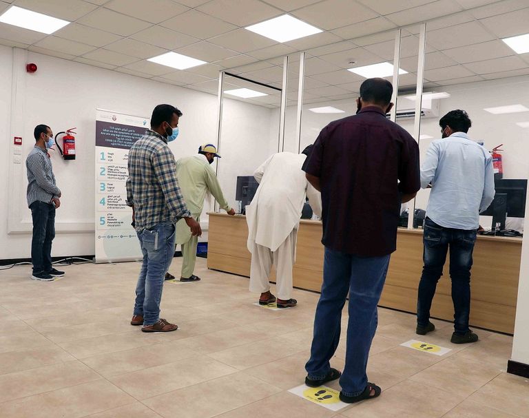 فحص أحد العمال في أبوظبي