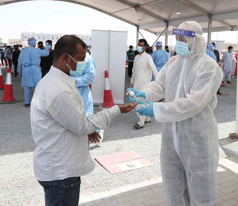 فحص أحد العمال في أبوظبي