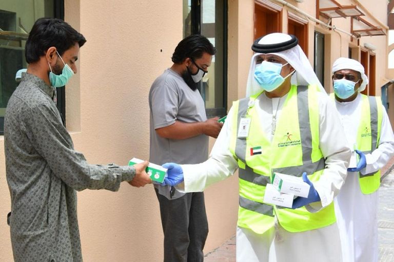 فحص أحد العمال في أبوظبي