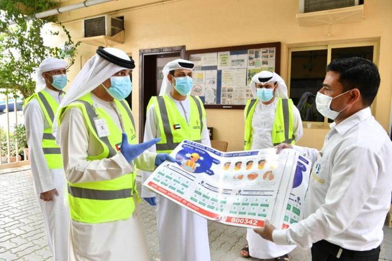 فحص أحد العمال في أبوظبي