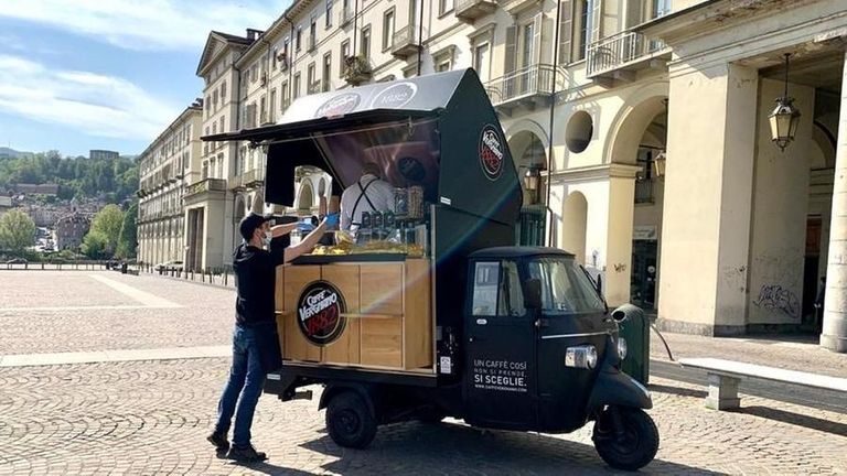 مقهى متجول لتوصيل الطلبات إلى المنازل في إيطاليا
