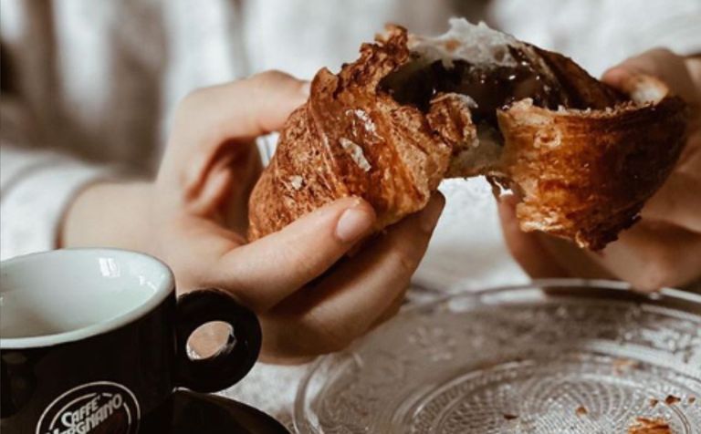 مقهى متجول لتوصيل الطلبات إلى المنازل في إيطاليا