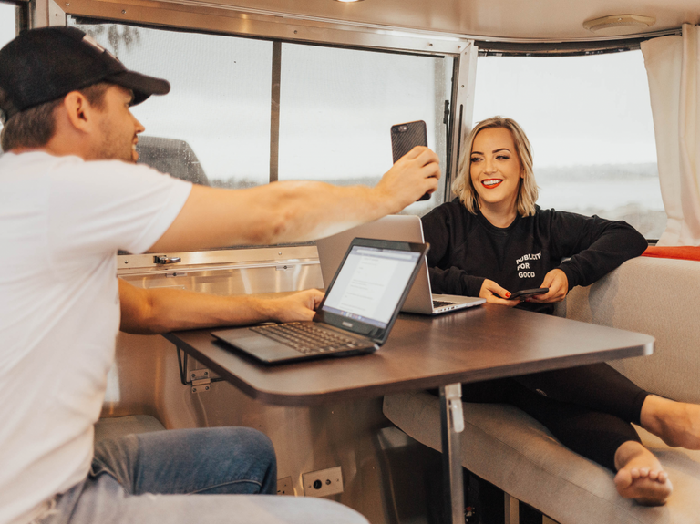 ديسانتيس وهولمز يجلسان أمام مقطورتهما