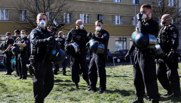 أفراد من شرطة برلين يرتدون أقنعة واقية
