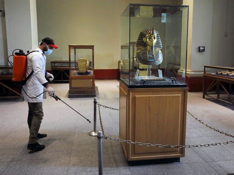 القناع الذهبي للملك توت عنخ آمون بالمتحف المصري بالتحرير