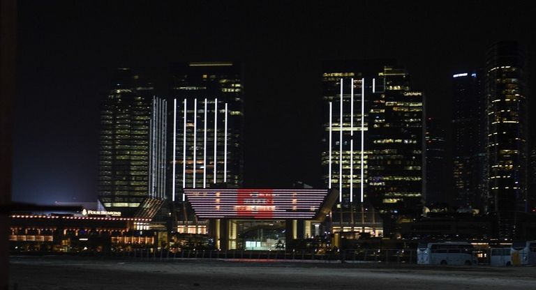 الإمارات تضئ معالمها بالعلم السويسري الإمارات تضيء معالمها بعلم سويسرا