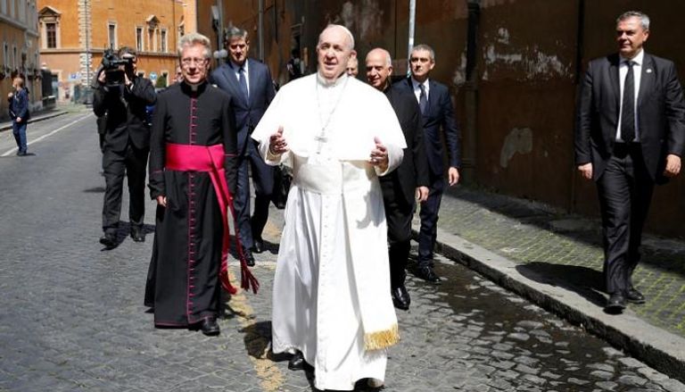 البابا فرنسيس يتجه إلى كنيسة "الروح القدس"