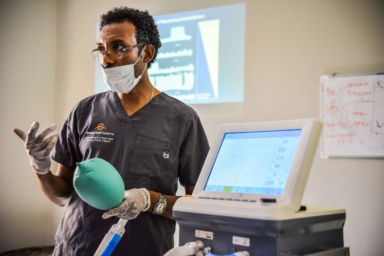 فنيو مختبرات يفحصون عينات كورونا بجوبا