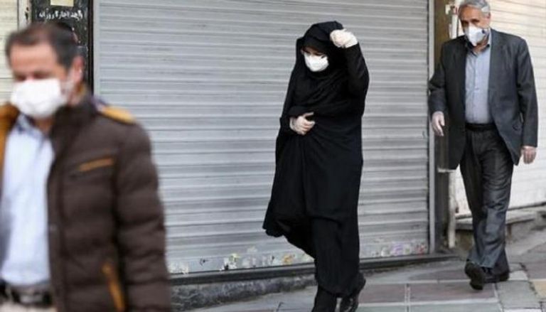 إيرانيون يرتدون كمامات خوفا من تفشي كورونا