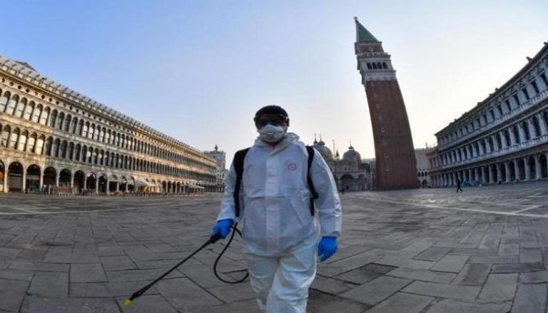 رجل يرتدي كمامة في شوارع إيطاليا