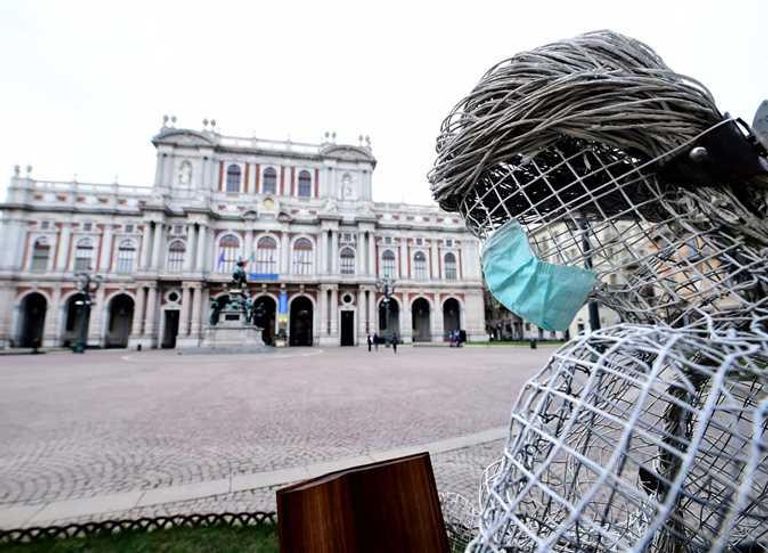 رجل يرتدي كمامة في شوارع إيطاليا