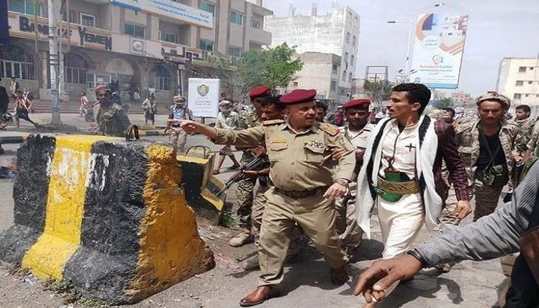 الإخوان أغلقوا مقر محافظة تعز مرتين في أسبوع