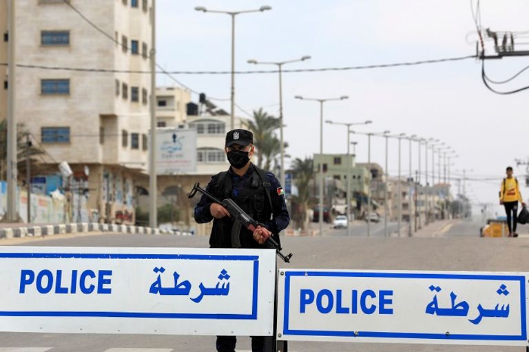 فلسطيني يتسبب في دخول 30 من أصدقائه وأهله للحجر الصحي في غزة