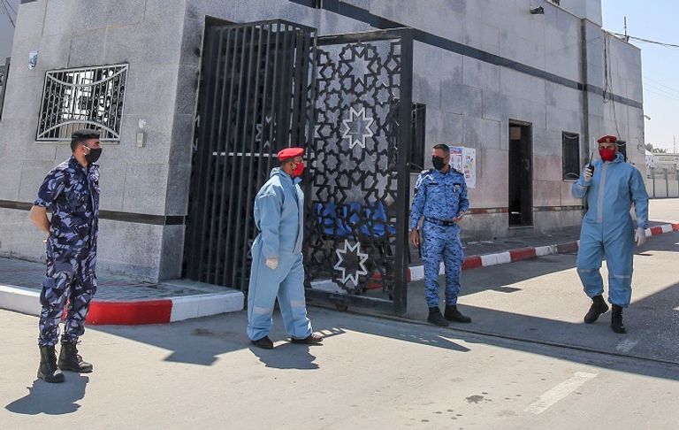 فلسطيني يتسبب في دخول 30 من أصدقائه وأهله للحجر الصحي في غزة